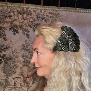 Feathered clip w felt back. Put in your hair or wear on a shirt or dress EUC